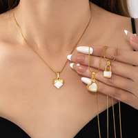 Collier pendentif en forme de cœur en acier inoxydable plaqué or 18 carats pour femmes, bijoux minimalistes avec chaîne à breloques