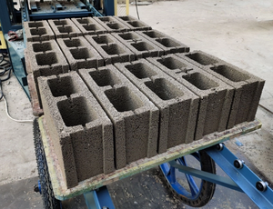 Máquina Semiautomática para Bloques de Hormigón Huecos Jamaica QT4-26, Produce Ladrillos de Cemento de <span class=keywords><strong>6</strong></span> y 8 Pulgadas - Product Image 5