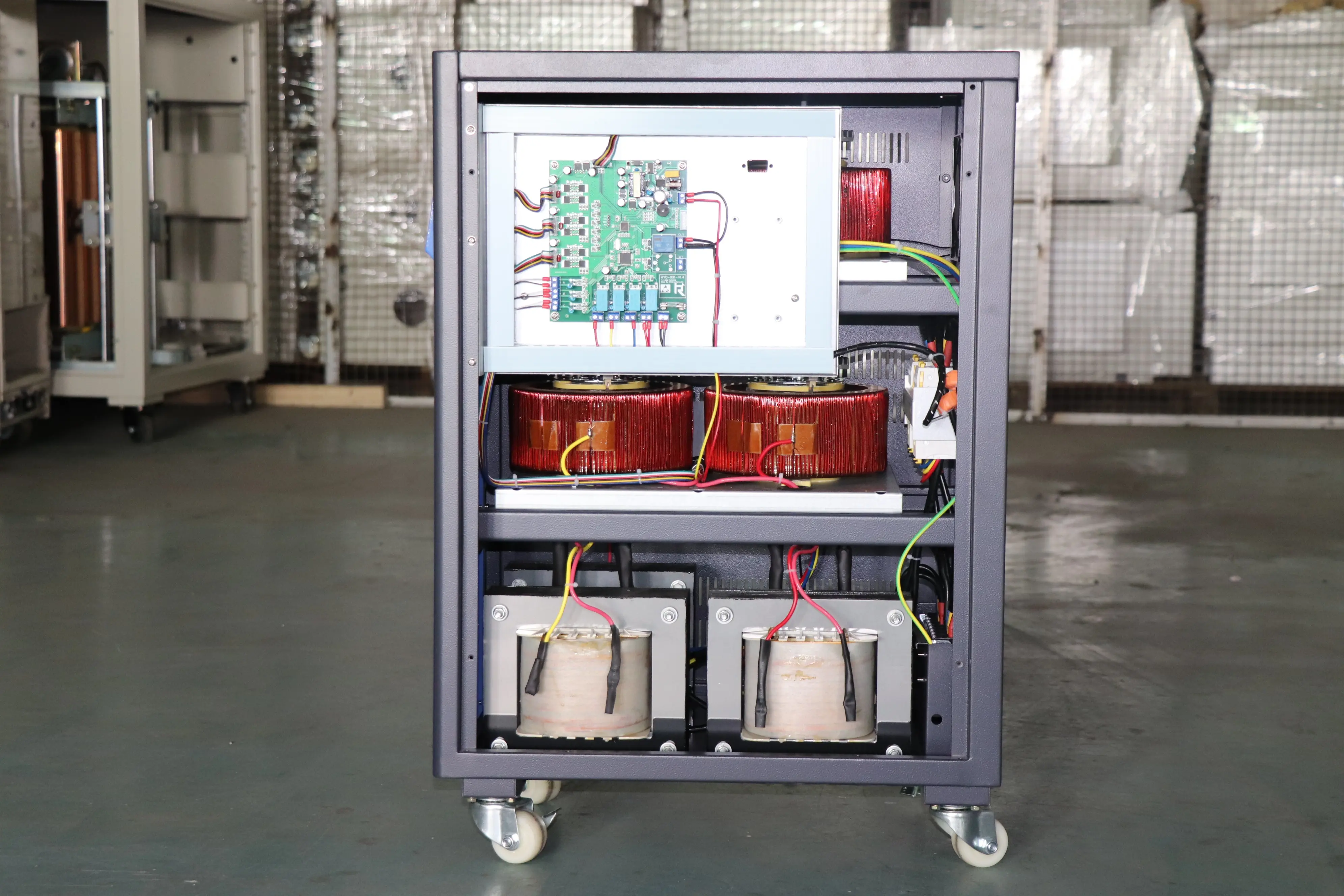 15KVA otomatik üç fazlı voltaj regülatörü sabitleyici AC ayarlanabilir 15KVA tek fazlı otomatik voltaj sabitleyici 380V/400V