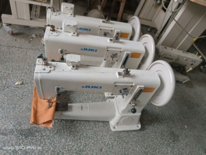 Machine à coudre Juki 441 d'<span class=keywords><strong>occasion</strong></span>, robuste, à double entraînement (pied mobile et alimentation supérieure et inférieure), pour la couture de selles en cuir - Product Image 5