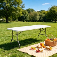 Tables pliantes américaines populaires en plastique PP de 5, 6 et 8 pieds pour pique-niques et fêtes, idéales pour l'ameublement extérieur, les parcs et les entrepôts.