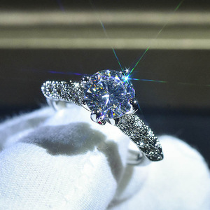 Anello da donna effetto moissanite, elegante gioiello di tendenza, accessorio di lusso leggero in stile zircone - Product Image 6