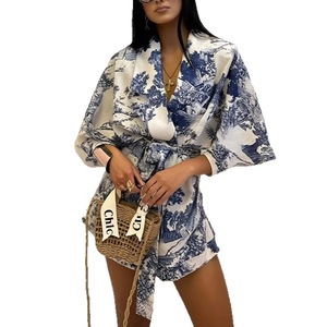 Ropa de moda para mujer, estilo europeo y americano, primavera, nuevo conjunto casual elegante con cuello en V, estampado y pantalones cortos con cordones. - Product Image 2