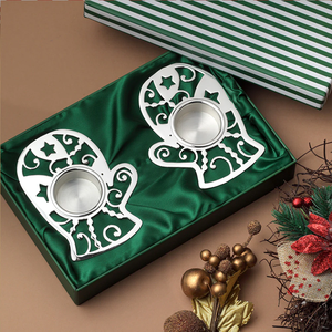 Panier-cadeau de Noël de haute qualité au design tendance avec 2 porte-bougies en forme de gants plaqués argent pour la décoration de Noël à la maison - Product Image 2