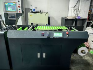 Máy in logo Áp phích cuốn sách máy in quay Máy in nhãn UV CuộN để cuộn máy in với flexo UV véc ni đơn vị - Product Image 4