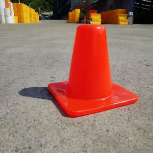 Cône de signalisation routière flexible en PVC pour la construction, la conduite, les allées, les parkings et la sécurité routière - Product Image 2