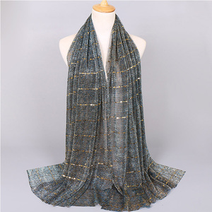 Großhandel Polyester Plissierter Pailletten-Hijab Metallisch Gold Schimmernd Einfarbig Leichtgewichtig Weicher Muslimischer Schal Wickeltuch Damen - Product Image 5