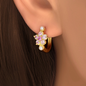 Elegantes Pendientes de Aro Florales con Perlas y Circonitas Rosas, Chapados en Oro de 18K, de Latón, Joyería al por Mayor - Product Image 3