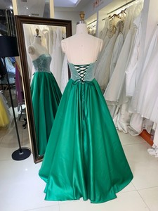 Abito da ballo <span class=keywords><strong>verde</strong></span> <span class=keywords><strong>smeraldo</strong></span> senza spalline con corpetto in strass, in raso, lungo fino al pavimento, con allacciatura posteriore - Product Image 5