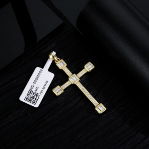 Colgante de cruz hueca de latón chapado en oro de 14K CM al por mayor, joyería de moda de lujo con piedra de circonita para hombre, ideal para fiestas. - Product Image 4