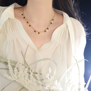 สร้อยคอแฟชั่นสไตล์ยุโรปอเมริกันประดับด้วยลูกปัดสีดำลายดอกไม้ทำมือ  พร้อมจี้เปลือกหอย  วัสดุสแตนเลสชุบทอง 18K - Product Image 1