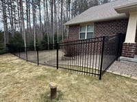 Clôture en aluminium anti-rouille à faible entretien - Panneaux à 3 rails à sommet plat, revêtement poudré noir, pour maisons et jardins nord-américains
