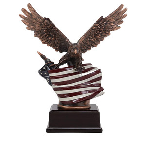 Tượng Đại Bàng Mỹ Bằng Nhựa, Đại Bàng Hói Đầu Với Đôi Cánh Dang Rộng Ôm Chặt Trên Bức Tượng Cờ Mỹ - Product Image 2