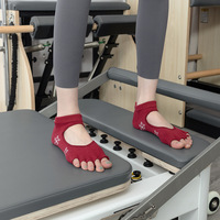 Vente en gros de chaussettes de Pilates à dos nu d'été avec logo personnalisé Chaussettes de Pilates antidérapantes à 5 orteils Chaussettes de yoga et de danse avec poignée de flocon de neige