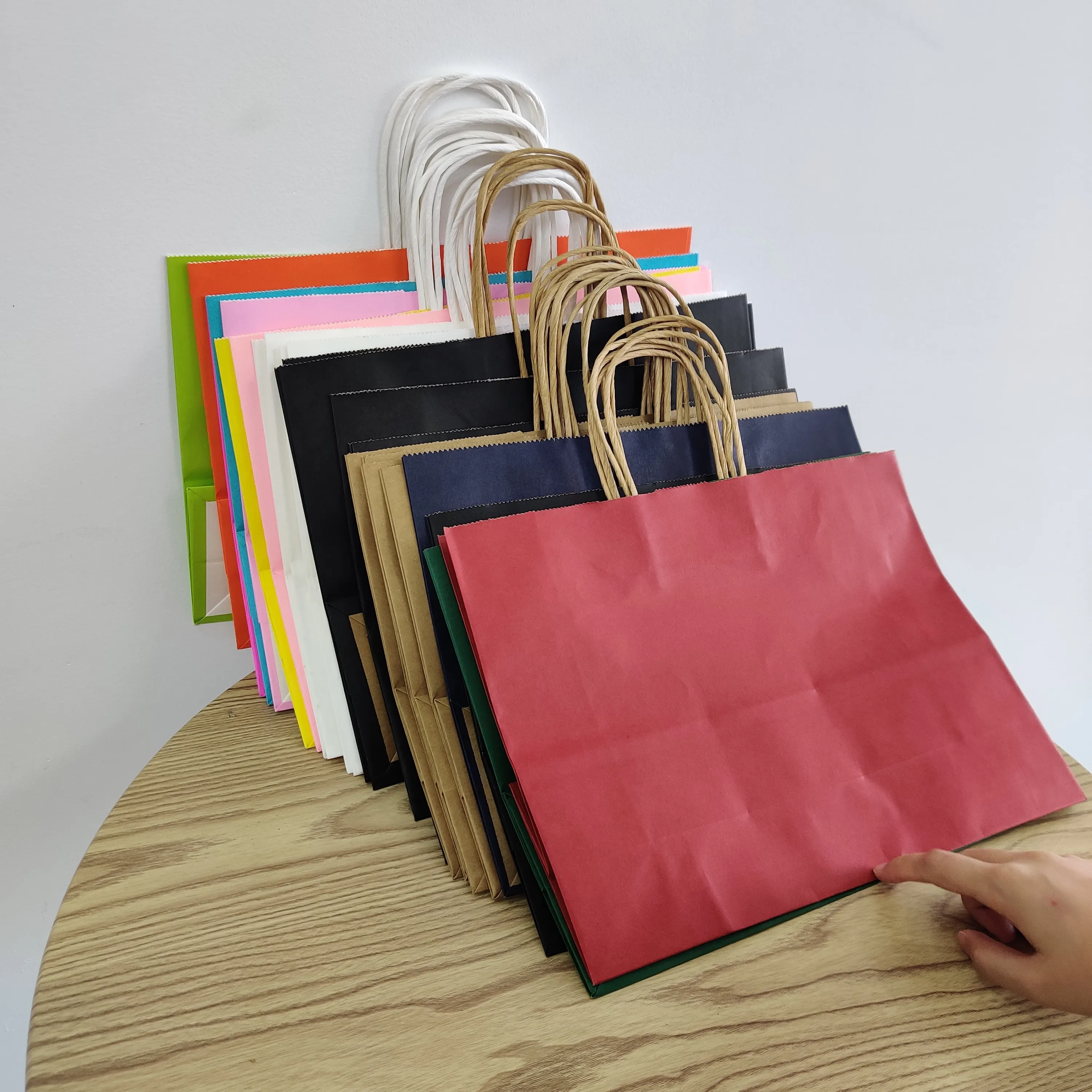 卸売カスタム高級クラフトギフトブラウンホワイト包装bolsa de papel印刷ショッピングバッグクラフト紙バッグあなた自身のロゴ付き