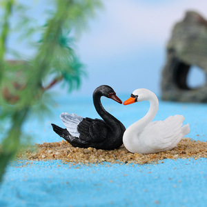 Cygnes miniatures blancs et noirs, figurines en plastique, accessoires et ornements pour jardins féeriques, aménagements en mousse, décorations de gâteaux et de maison - Product Image 4
