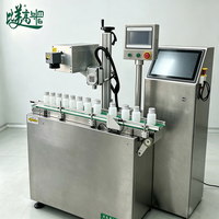 Machine de codage laser UV haute vitesse pour bouchons de bouteilles de boissons avec système de capture de données QR et de traçabilité intégré et voie de rejet