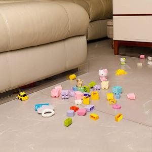 Bloqueador de sofá fácil de instalar Bloqueadores de juguetes transparentes para muebles Evite que las cosas pasen debajo del sofá cama y otros muebles - Product Image 3