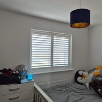 Volets en bois de style moderne et élégant, personnalisés pour les fenêtres intérieures