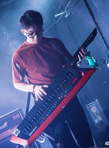 Synthétiseur <span class=keywords><strong>Roland</strong></span> AX-Edge Tomahawk 49 touches, style bandoulière, corps en plastique, batterie rechargeable USB – Amélioration pour les performances sur scène - Product Image 3