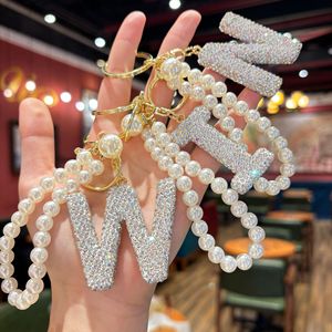 Llavero popular con 26 letras inglesas con diamantes, cadena de perlas creativa de alta gama con incrustaciones de diamantes, colgante para bolso de mujer con un toque elegante. - Product Image 1