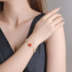 เครื่องประดับแฟชั่นใหม่สำหรับผู้หญิง สร้อยข้อมือรูปดอกไม้ชุบทอง 18K สร้อยข้อมือโคลเวอร์ห้าแฉกประดับคริสตัล สแตนเลสกันน้ำ สร้อยข้อมือนำโชค - Product Image 1