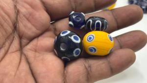 Cuentas de Vidrio Lampwork con Diseño de Puntos Azules, Cuentas Decorativas Redondas Azules, Amarillas y Negras para la Fabricación de Joyería, Suministros de Manualidades al por Mayor - Product Image 4