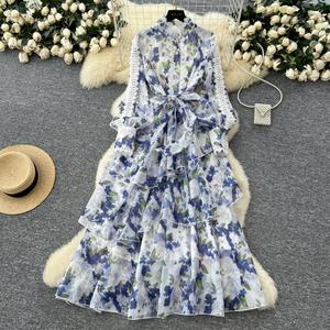 Vestido largo maxi para mujer con estampado floral, ribete de encaje, cuello alto y lazo en la cintura, con dobladillo ondulado. - Product Image 2