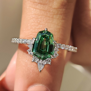 แหวนเพชรทรงชิลด์คัท 2.18 กะรัต VS1 เพชรเลี้ยงในห้องปฏิบัติการ ประดับทองคำขาว 14K สำหรับผู้หญิง ดีไซน์ที่ได้รับแรงบันดาลใจจากธรรมชาติ เหมาะสำหรับวันครบรอบ/วันแต่งงาน - Product Image 1