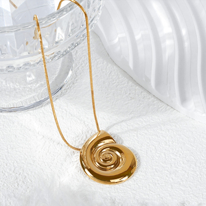 Collier pendentif spirale plaqué or 304 316 TAYOINFA SO, chaîne serpent minimaliste en alliage, unisexe, à porter au quotidien, design géométrique - Product Image 6