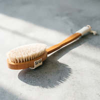 Brosse de bain en bois naturelle et écologique avec logo personnalisé, étiquette privée, poils en sisal de bambou naturel pour peaux sèches