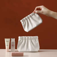 Vente en gros d'usine de styliste de luxe avec logo personnalisé nouvelle mini pochette rose en cuir PU trousse de toilette de maquillage cosmétique de voyage