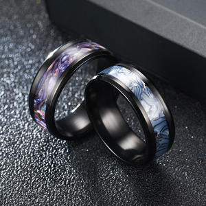 Vendita all'ingrosso in acciaio inox metallo <span class=keywords><strong>Rock</strong></span> <span class=keywords><strong>Band</strong></span> da uomo anelli Bohemia gioielli in metallo nero arcobaleno guscio di nozze anello da dito coppia - Product Image 2