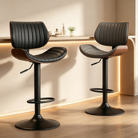 Tabouret de bar moderne en bois courbé avec base pivotante chromée réglable en hauteur et accoudoirs en bois, idéal pour la restauration commerciale et la cuisine.