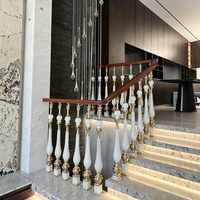 Poteau d'escalier classique européen en laiton massif avec insert en marbre, finition personnalisée pour la décoration de garde-corps d'escalier de villa haut de gamme
