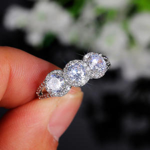 Anello da Donna F835 in Oro Bianco con Diamante Taglio Brillante Rotondo Colore D Naturale, Anello di Fidanzamento con Diamanti Laterali - Product Image 6