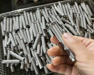 Cilindro de filtro tejido de acero inoxidable Industrial Cartucho de filtrado de líquido de metal perforado con componente de núcleo de bomba para uso - Product Image 1