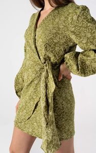 Abito Verde Lime Personalizzato Primavera-Estate 2026 - Vestito Avvolgente <span class=keywords><strong>e</strong></span> Annodabile in Jacquard con Fiocco <span class=keywords><strong>e</strong></span> Orlo a Volant, Produzione Diretta dalla Fabbrica Cinese per OEM/ODM - Product Image 3
