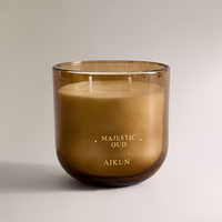 Bougie parfumée AIKUN en verre à double mèche, ouverture large, couleur brun chaud, avec arôme d'Oud et accent décoratif logo doré, idéale pour les salles de spa