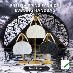 Bolso de noche étnico de diseñador hecho a mano para damas, bolso exclusivo con bordado de pájaro para eventos nupciales. - Product Image 2