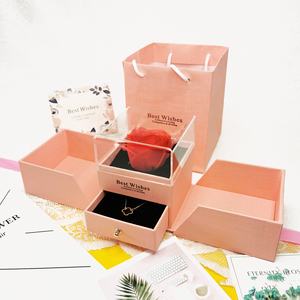 Boîte cadeau Saint-Valentin 2026 faite à la main, motif floral romantique, en carton rigide doré, forme carrée - Product Image 5