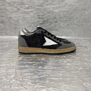 Zapatillas de lujo hechas a medida con estilo transpirable e informal, con bordes en forma de estrella y rendimiento duradero en exteriores. - Product Image 1