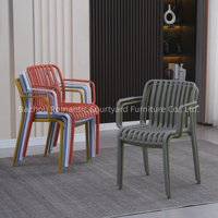 Chaise de salle à manger en polypropylène moderne et confortable avec accoudoirs, chaise de restaurant empilable en plastique respirant à prix abordable
