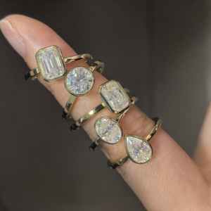 Cincin Kawin Berlian Buatan Laboratorium Bersertifikat IGI <span class=keywords><strong>Solitaire</strong></span> Bezel VVS D Emas Murni Minimalis Cincin Tunangan Berlian Sintetis - Product Image 4