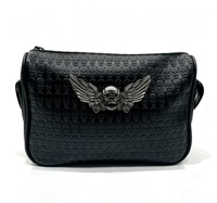 Sac bandoulière en cuir gaufré motif crâne imprimé intégral avec accents métalliques ailes d'ange, sac carré tendance pour homme style urbain