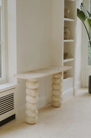 Table console moderne en travertin avec plateau rectangulaire minimaliste et base robuste pour la décoration du couloir et du salon