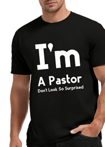 T-shirt con scritta 'Sono un pastore, non fai tanta sorpresa' - Divertente maglietta religiosa con testo per il clero - Product Image 3