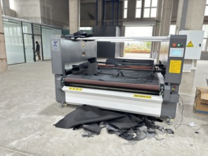 Machine de découpe laser <span class=keywords><strong>CO2</strong></span> CNC pour couvre-phare de voiture, tapis occultant, tapis anti-soleil en suède - Product Image 4