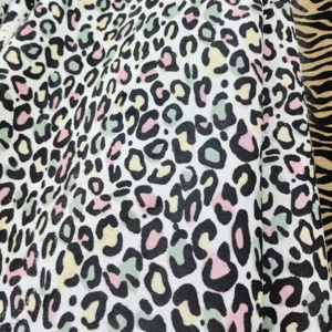 Pelle di vacca con pelo, stampa leopardata, motivo animale, materiale in vera pelliccia di mucca - Product Image 2