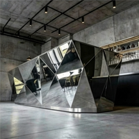 Miroir de comptoir à facettes géométriques en acier inoxydable poli sur mesure pour bar à cocktails et café commercial, design moderne